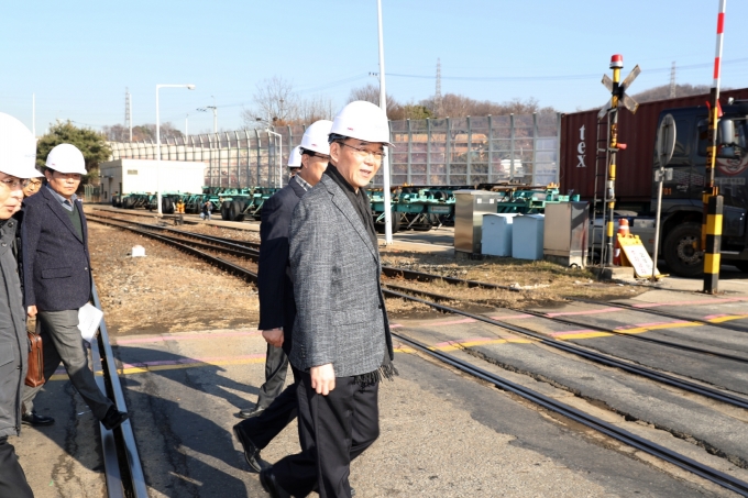 강호인 장관, 철도파업 종료 후 열차운행정상화 계획 점검을 위한 의왕 ICD 방문 - 포토이미지